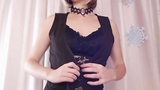 Возбуждающая русская девушка страстно танцует и соблазняет стриптизом на дрочку