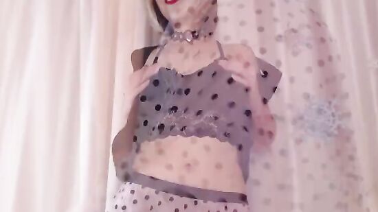 Возбуждающая русская девушка страстно танцует и соблазняет стриптизом на дрочку