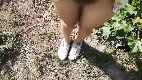 Приехала на дачу, чтобы довести волосатую киску до оргазма - на природе