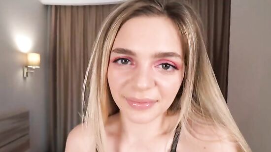 Шикарная русская девушка принимает член в попку и киску