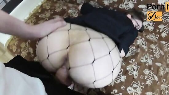 Начальник трахает большим членом молодую секретаршу и кончает в неё, пока парень ждет её дома