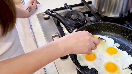 Падчерица готовит завтрак и очень сильно хочет - новый Айфон