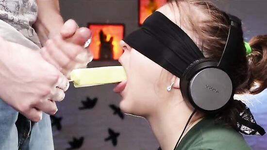 Игра, угадай что это! - Моя лучшая подруга пробует разное мороженное на вкус!