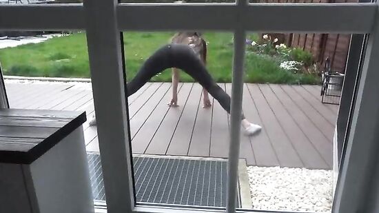 А ты что здесь делаешь? - Ничего.. - Ты думаешь, я не заметила??