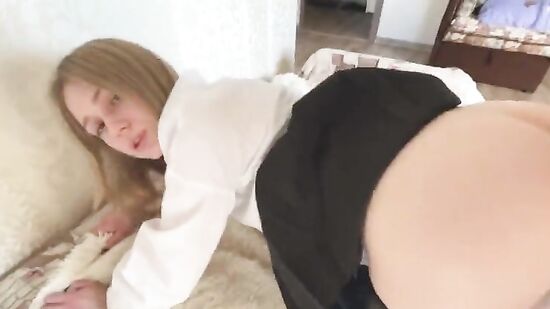 Зашла к другу на секс в бритую киску