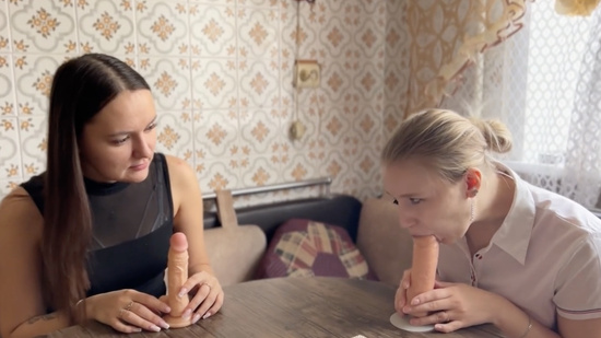 Опытная русская девушка показывает брюнетке как правильно делать минет - русское секс видео с разговорами