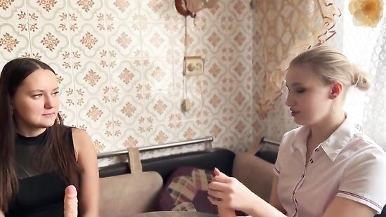 Опытная русская девушка показывает брюнетке как правильно делать минет - русское секс видео с разговорами