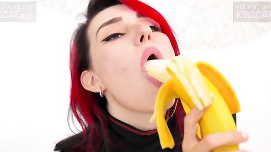 Научилась сосать член на бананах