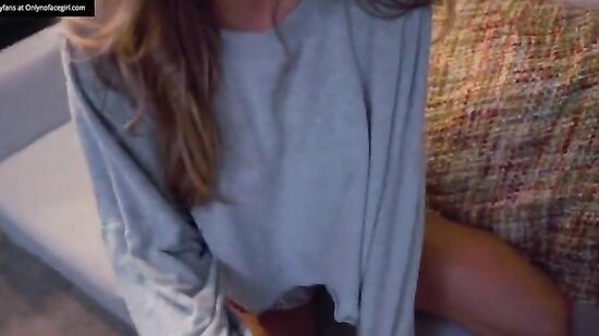 Узнал, что соседка по квартире ведет OnlyFans и развёл на секс