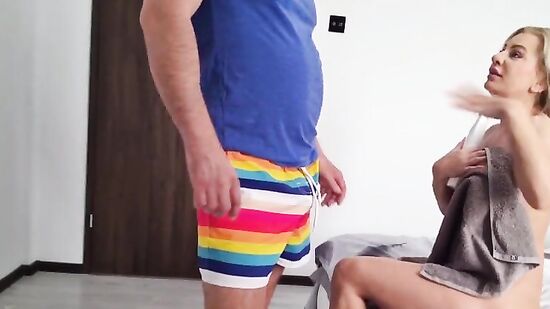 Мачеха соблазнила пасынка, как только вышла из душа