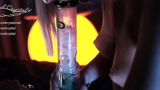 Классная русская блондинка любит чилить и развлекаться с большим членом друга