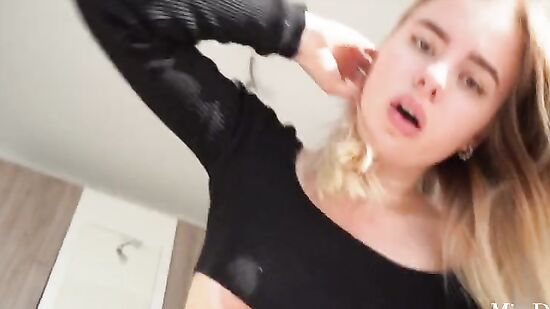 Блондинка показывает как быть хорошей девушкой