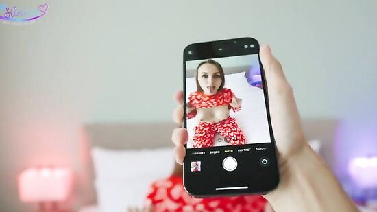 Она попросила меня сделать ей пару фоток и заслужил на секс