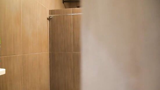 Парень подглядывает за соседкой и помогает ей побрить попку