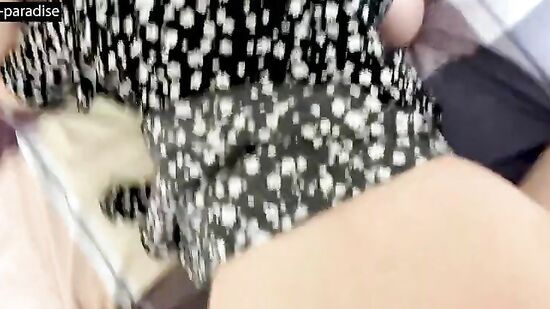 Жена надевает презерватив мужу на член и он входит в неё