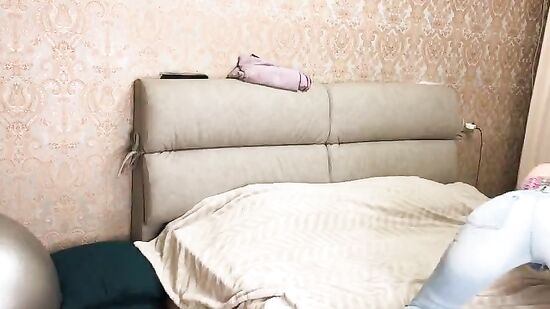 Мачеха застряла, а пасынок не удержался и трахнул её на кровати