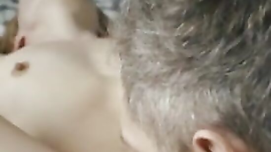 Красивая девушка и её страстный мужчина кончают вместе во время домашнего секса