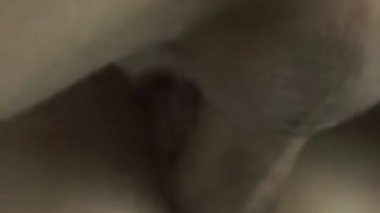 Красивая девушка и её страстный мужчина кончают вместе во время домашнего секса