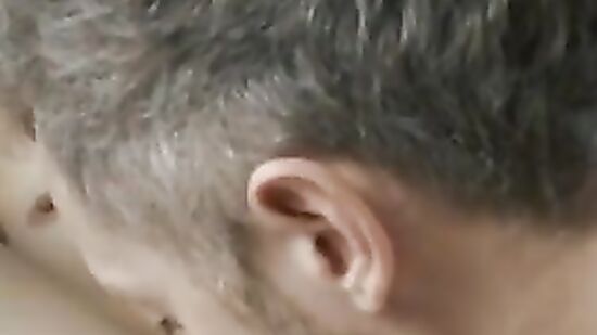 Красивая девушка и её страстный мужчина кончают вместе во время домашнего секса