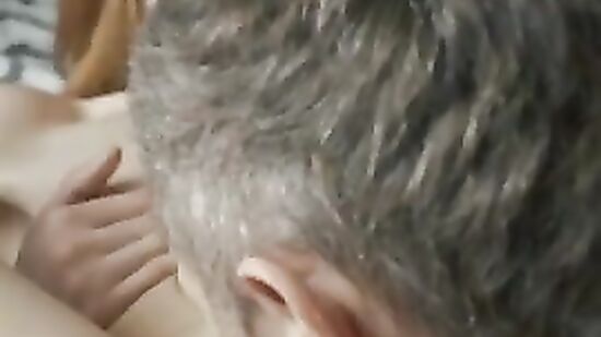 Красивая девушка и её страстный мужчина кончают вместе во время домашнего секса