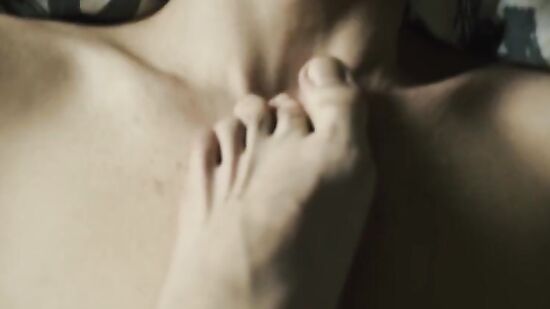 Вот так я и стала любить дрочить мужу не только руками но и ножками