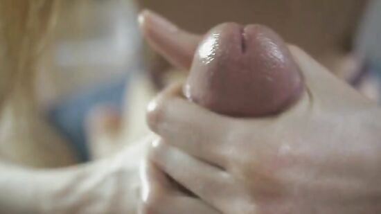 Лучший подарок своими руками - это дрочка члена, пока он не кончит :)