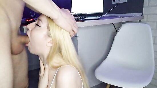 Научилась делать глубокий минет, теперь делает его каждый день