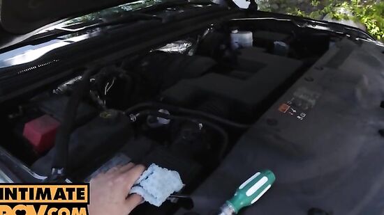 Симпатичная Райли Рид сама насадилась на член своей волосатой киской