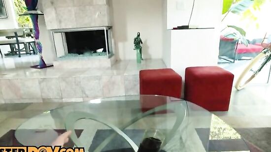 Похотливая сводная сестра хочет секса с братом