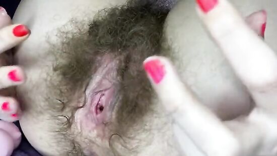 Очень волосатая, мокрая киска с большим клитором крупным планом