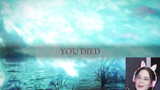 Красивую геймершу трахают за столом в позе раком и кончают в ротик