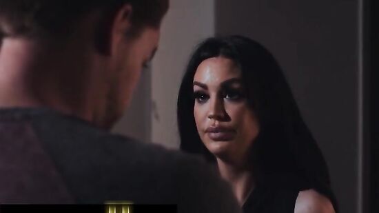 Пасынок кувыркается с красивой мачехой, пока дома никого нет