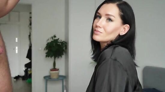 Грудастая милфа учит как правильно трахаться..