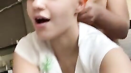 Любительский кунилингус от первого лица, когда девушка снимает на телефон