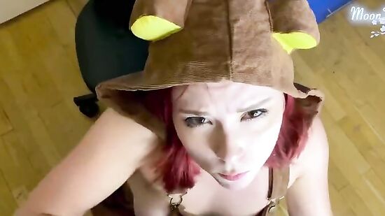 Мужик трахает раком в киску и в ротик рыжую девушку в милой пижаме