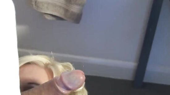 Зрелая мачеха трахнута на кухне в зрелую киску