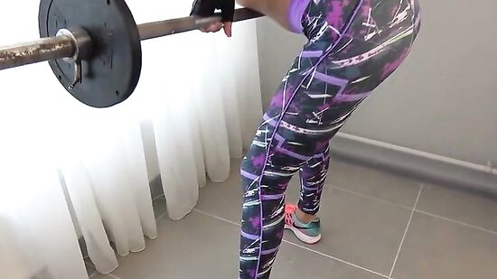 Сводная сестра возбудила брата когда делала свои упражнения