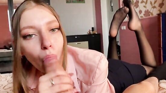 Русская студентка заходит к другу домой, чтобы пососать его кривой член