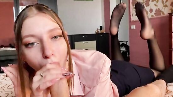 Русская студентка заходит к другу домой, чтобы пососать его кривой член