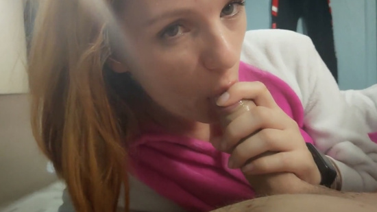 Русская милашка помогает парню кончить перед сном