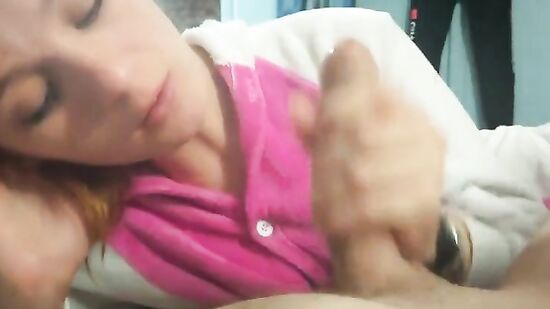 Русская милашка помогает парню кончить перед сном