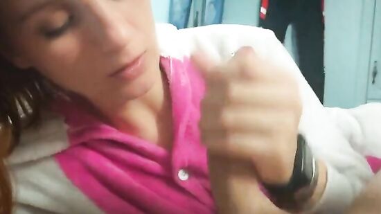 Русская милашка помогает парню кончить перед сном