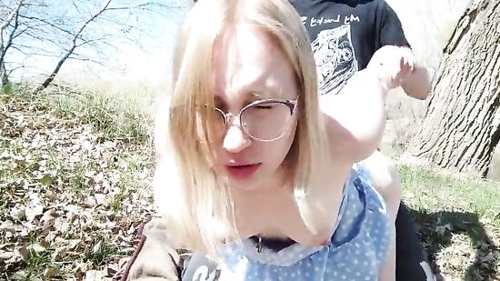 Пригласил подругу на пикник и трахнул раком на природе