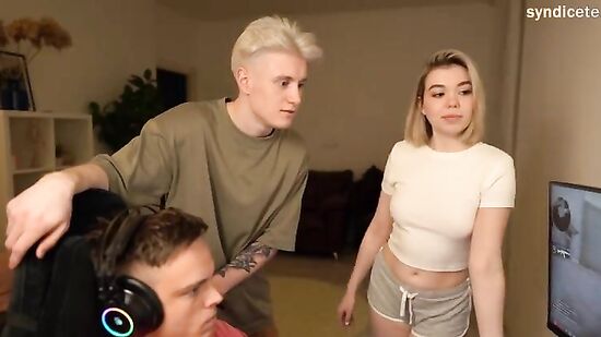 Изменила парню с его другом, когда он играл в CS