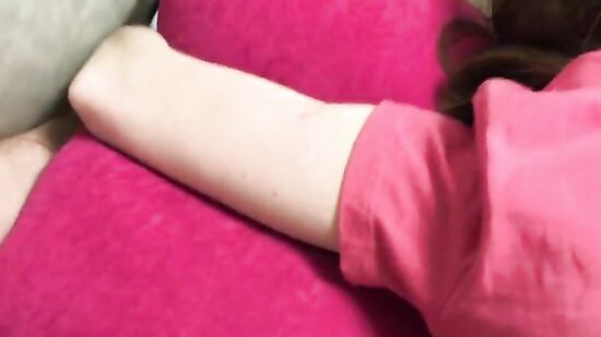 Девушка случайно застряла в кровати в позе раком