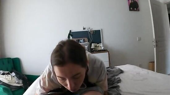 Симпатичная женушка с привлекательным телом обожает глубокий минет