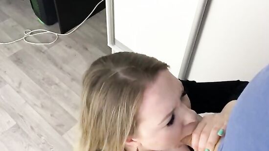 Девушка из Тиндера согласилась отсосать мой большой член уже на первом свидании