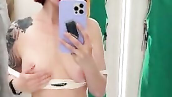 Решили не сдерживать себя и начали трахаться прямо в примерочной