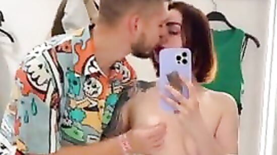 Решили не сдерживать себя и начали трахаться прямо в примерочной