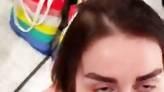 Решили не сдерживать себя и начали трахаться прямо в примерочной